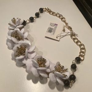 🌸❤️Charming Charlie’s flower necklace 🌸❤️